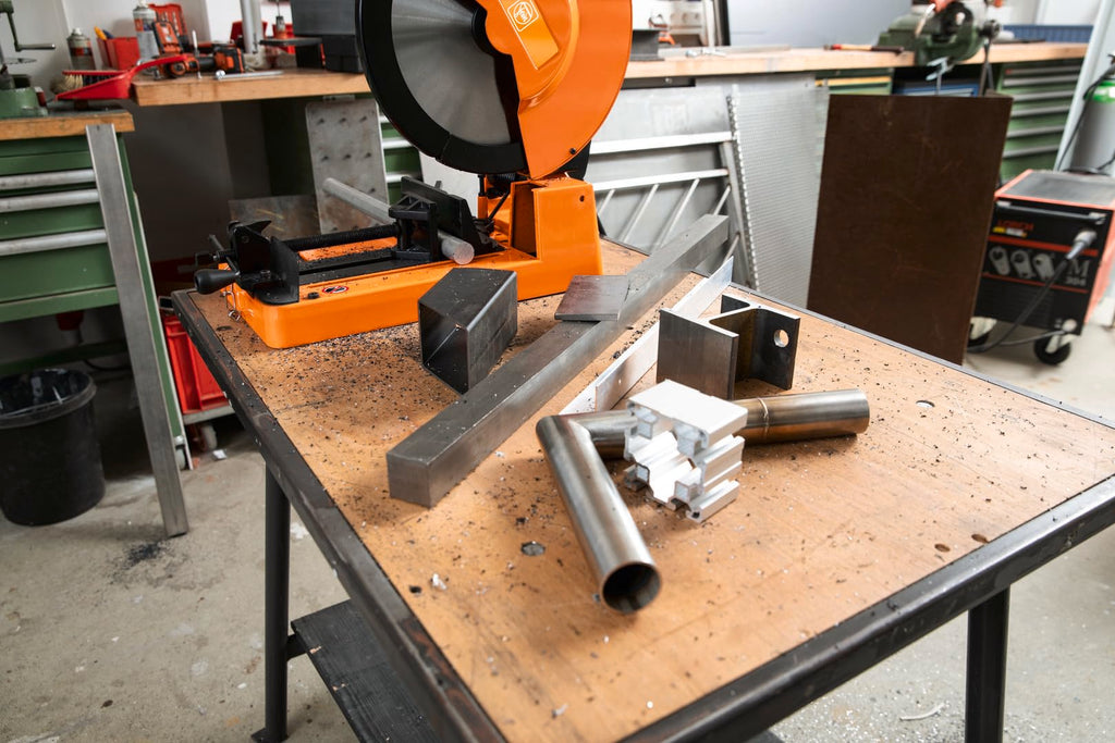 FEIN Metallkappsäge MKAS 355 Sicher, schnell und präzise sägen von Vierkantrohre bis 120 mm und Rundprofile bis 100 mm. Sägeblatt Ø 355 mm.