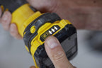 Stanley FatMax 18V Akku-Multifunktionswerkzeug SFMCE500D2K (2.0 Ah, Schleifer, Säge & Universalmesser in einem Gerät – Oszillierendes Werkzeug, inkl. 20-tlg. Zubehör, 2x Akkus, Ladegerät, Koffer)