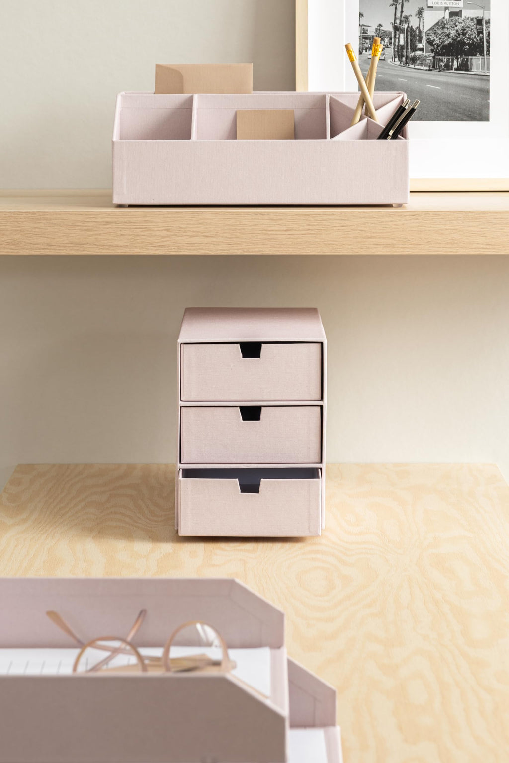 BIGSO INGRID Schubladenbox für Dokumente und Bürobedarf – Schreibtisch Organizer mit 3 Schubladen – Ablagesystem aus 100% recycelter Faserplatte und Papier in Leinenoptik – rosa