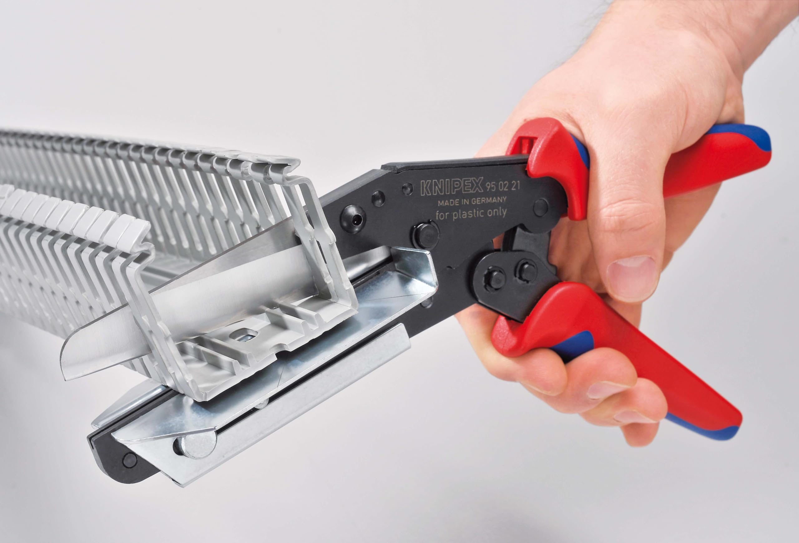 KNIPEX Schere für Kunststoffe auch für Kabelkanäle mit Mehrkomponenten-Hüllen 275 mm, 95 02 21
