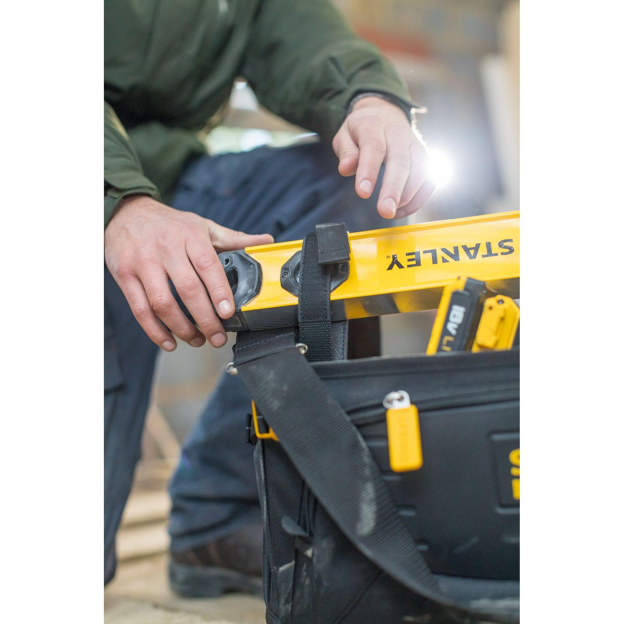 STANLEY FatMax Werkzeugtrage - Werkzeugtasche aus strapazierfähigen 600er Denier Nylon, schneller Zugriff auf das Werkzeug, mit rutschfestem Stahlgriff, verschließbare Seitenteile - FMST1-80146