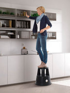 WEDO Rollhocker STEP aus bruchfestem Kunststoff - rollbarer Elefantenfuß Tritthocker, TÜV GS-geprüft, Made in Germany, rutschfest - Höhe ca. 43 cm, Tragkraft 150 kg, Farbe Schwarz