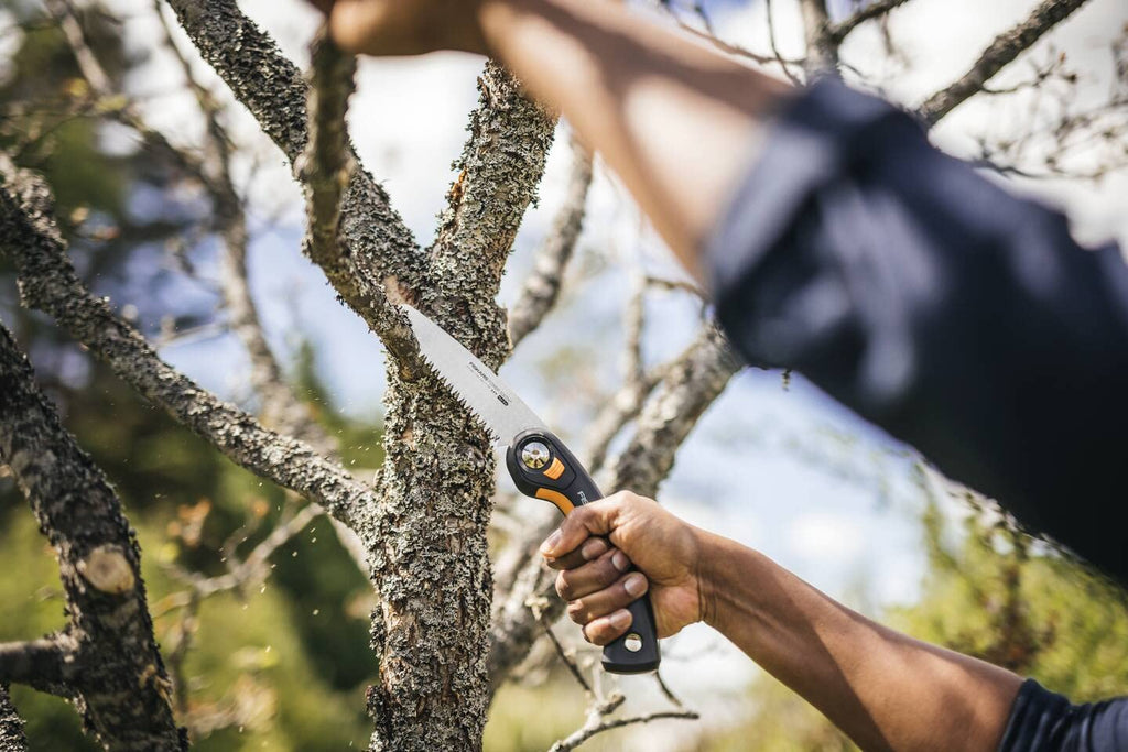 Fiskars Plus Klappsäge, Für dicke Stämme und Äste, 3 Schneidpositionen, Scharfes Power Tooth-Blatt, Grobzahnung, Blattlänge: 21 cm, Schwarz/Orange, SW69, 1067553