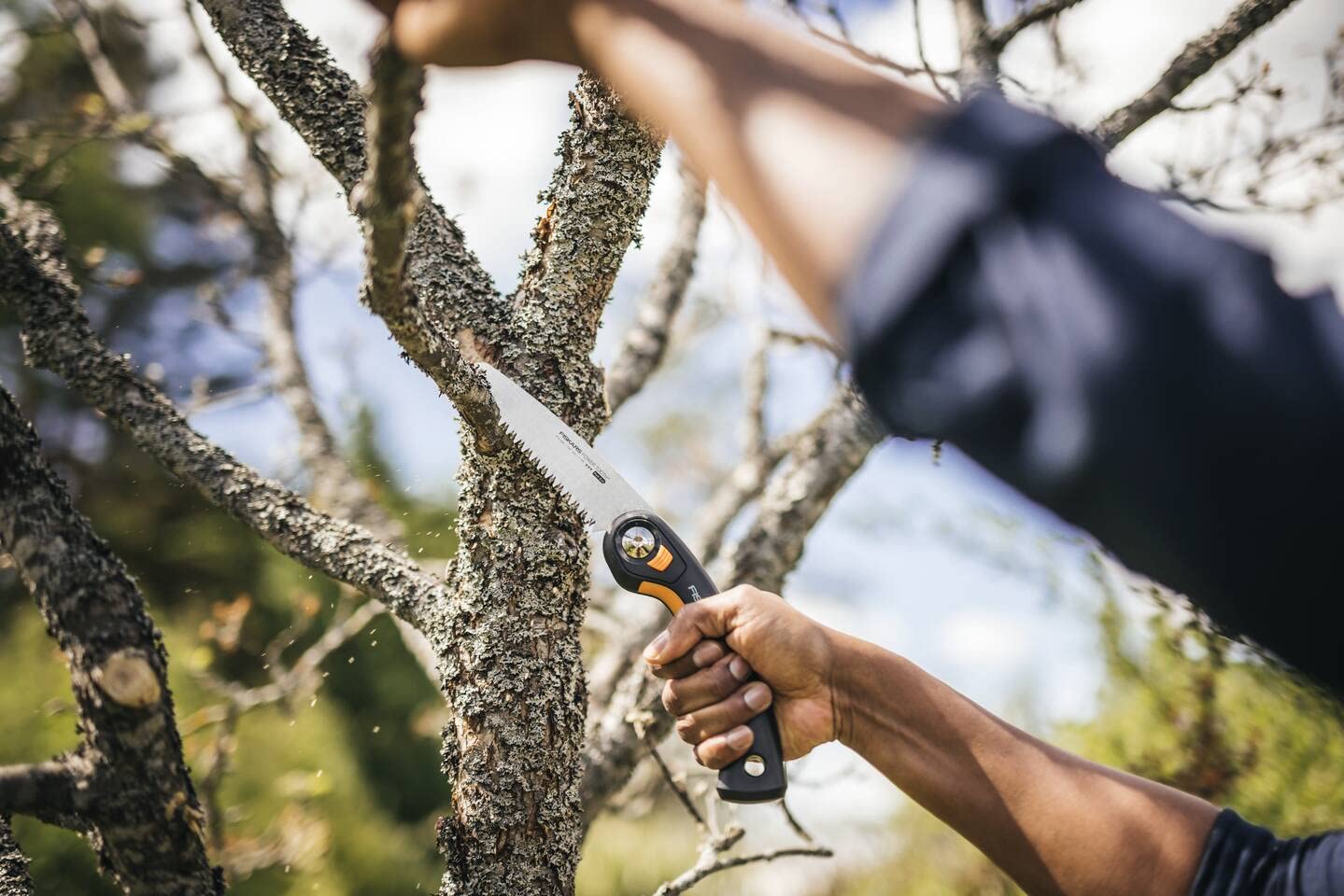 Fiskars Plus Klappsäge, Für dicke Stämme und Äste, 3 Schneidpositionen, Scharfes Power Tooth-Blatt, Grobzahnung, Blattlänge: 21 cm, Schwarz/Orange, SW69, 1067553