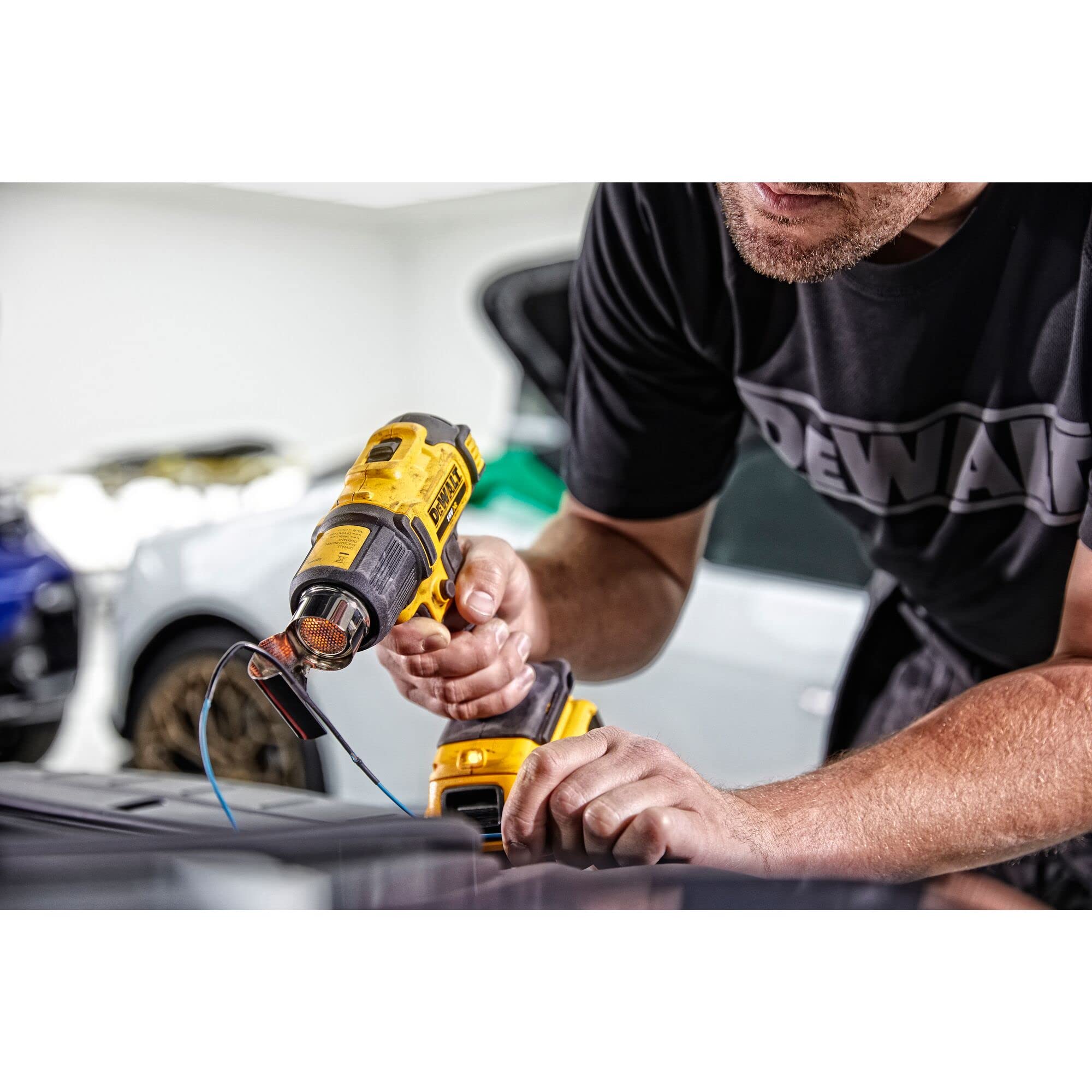 Dewalt 18 Volt Akku-Heißluftpistole DCE530N (2 Gebläse- und Temperaturstufen, arretierbarer Schalter für Dauerbetrieb, standfeste Stellfläche, Flächen- und Reflektordüse, ohne Akku und Ladegerät)