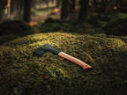 Fiskars Geschenk-Set - Universalaxt (44,5 cm, Karbonstahl & FSC-Holz) + Axtschärfer Schwarz, Hochwertiges Set für Hackarbeiten, Feuerholz & Outdoor 1052276