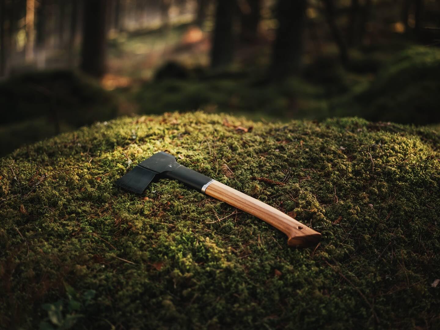 Fiskars Geschenk-Set - Universalaxt (44,5 cm, Karbonstahl & FSC-Holz) + Axtschärfer Schwarz, Hochwertiges Set für Hackarbeiten, Feuerholz & Outdoor 1052276