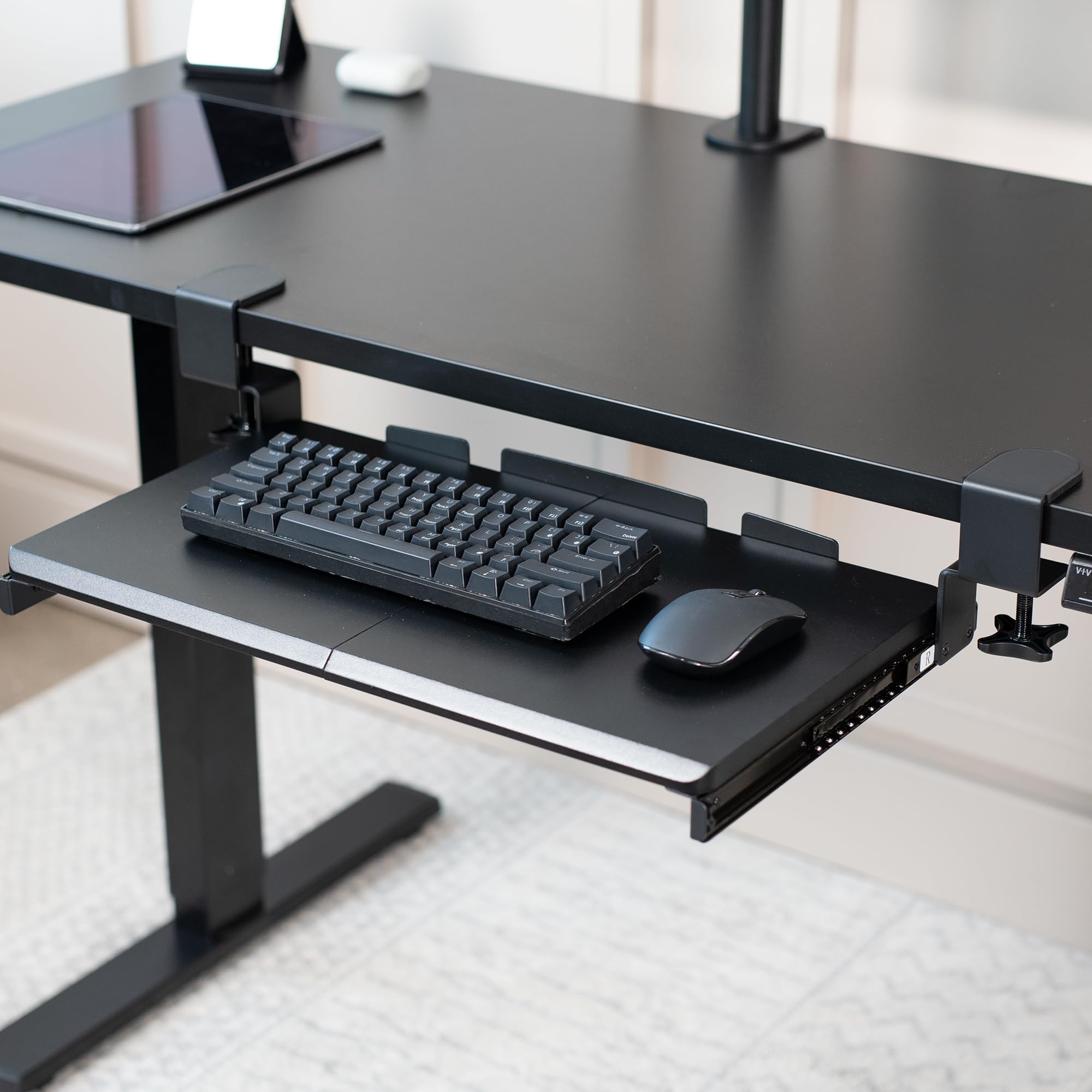 VIVO Kleine Klemmhalterung für Computertastatur und Maus zum Montieren unter dem Schreibtisch, kompakt, 50 (66 inkl. Klemmen) x 27,9 cm, ausziehbare Plattformschublade, schwarz, MOUNT-KB05ES