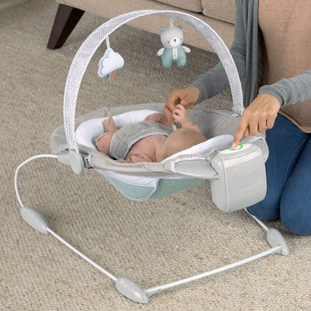 Ingenuity, Pemberton, automatische Babywippe Babyschaukel mit zwei Stufen, Sicherheitsgurt, luftdurchlässigem Material und 2 Plüschtieren