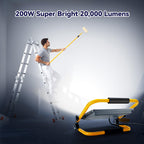 OUSIDE 200W LED Baustrahler mit Stativ und 4 Meter 3G 0,75 mm² VDE-Gummikabel, IP66 Wasserdichter Arbeitsscheinwerfer für Werkstatt,Wartung oder Baustelle, 6500K Kaltes Weißes Licht,20000 Lumen