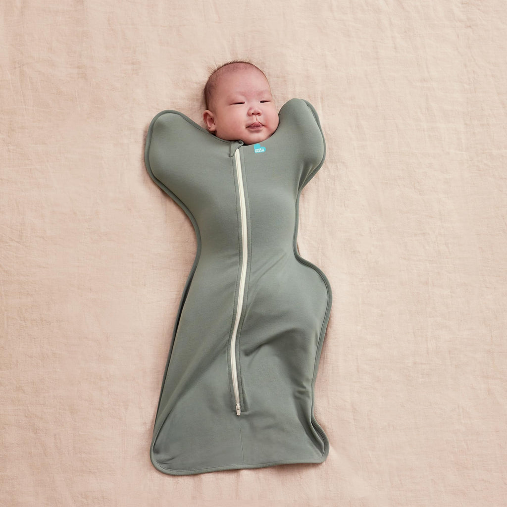 Love To Dream Swaddle Up, Größe S, 3,5–6 kg, Dunkeloliv, bequeme Passform, unterstützt gesunden Schlaf, 1,0 Tog für 20–24 °C, maschinenwaschbare Baumwolle, Von Hebammen empfohlen, Doppelreißverschluss
