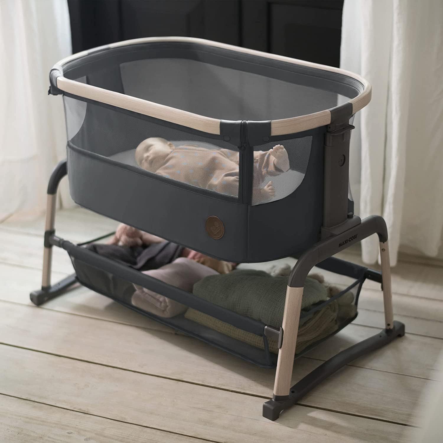 Maxi-Cosi Iora Air Beistellbett Baby, Co-Sleeper mit Allround-Netzgewebe, 0–6 Monate (9 kg), Schaukelmodus,5 Höhenstufen, Leichtes Schieben, Leicht zu Tragen, 2 Räder, Beyond Grey