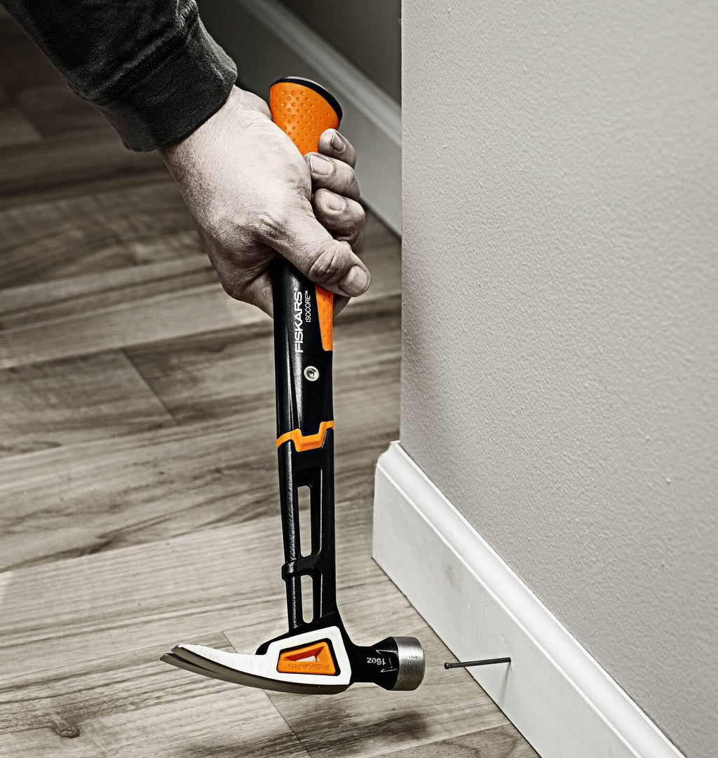 Fiskars Klauenhammer IsoCore M zum Einschlagen der Nägel, Länge: 34 cm, Gewicht: 0,82 kg, Schwarz/Orange, 1020213