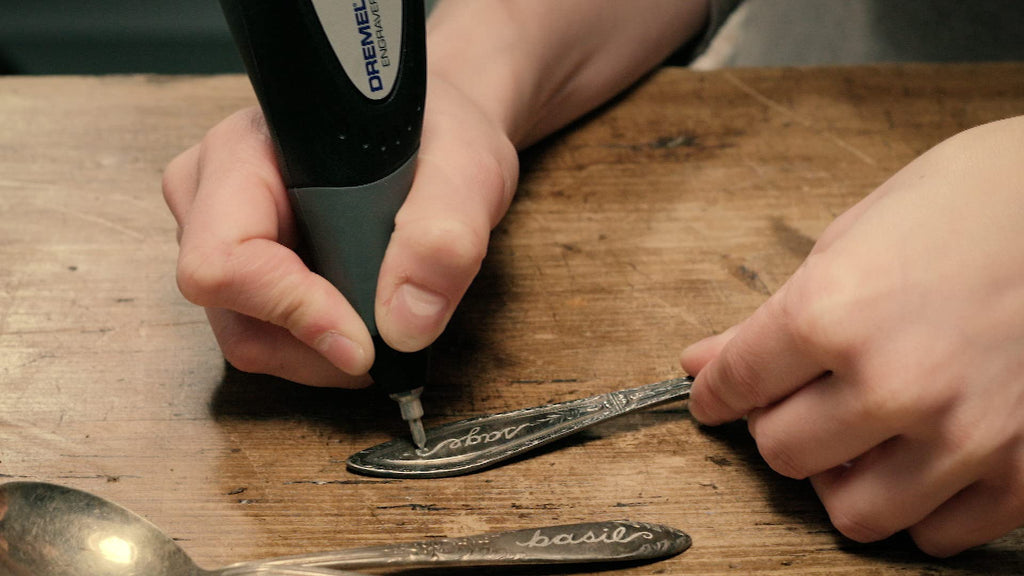 Dremel 290 Multifunktions Gravurgerät, 35 Watt, Multifunktionswerkzeug Set mit 2 Zubehören zum Gravieren in Holz, Glas Keramik, Metall, Kunststoff, Holz und Leder