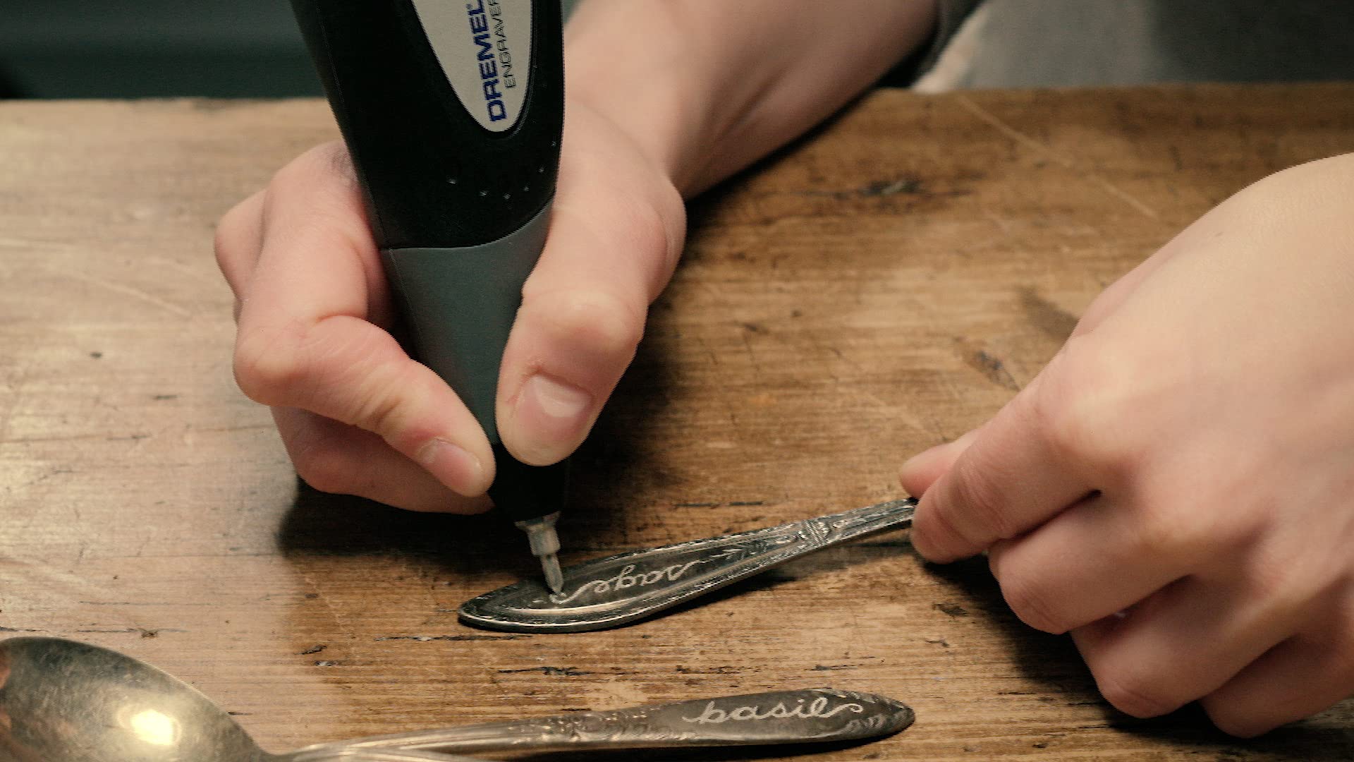 Dremel 290 Multifunktions Gravurgerät, 35 Watt, Multifunktionswerkzeug Set mit 2 Zubehören zum Gravieren in Holz, Glas Keramik, Metall, Kunststoff, Holz und Leder