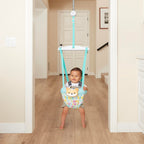 Infantino Music & Lights 2-in-1-Türschaukel, Anregende Aktivitätsschaukel für Babys mit bewegungsgesteuerten Geräuschen, Fuchs