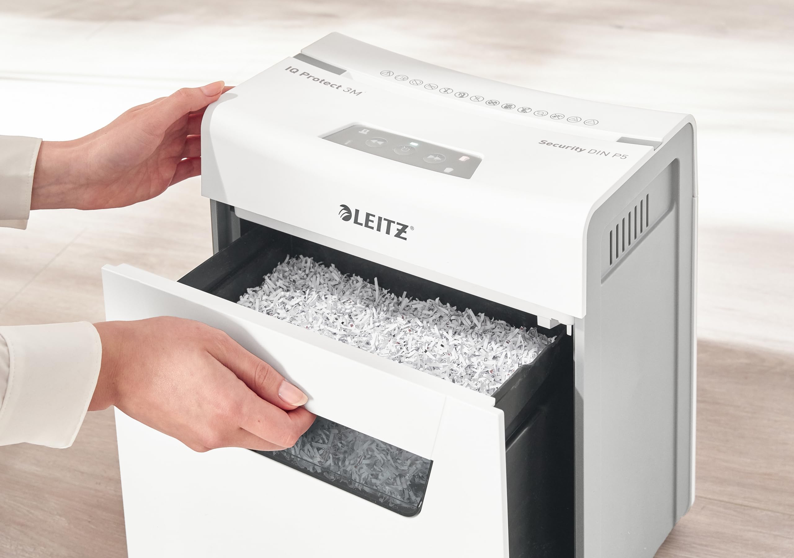 Leitz IQ 3M Premium Aktenvernichter P5, Mikroschnitt, 4-3 Blatt (70-80g/m²), Super leise, kompakt & sauber, TÜV+GS zertifiziert, 10L Behälter, für Büro & Home Office, Protect Serie, Weiß, 80930000