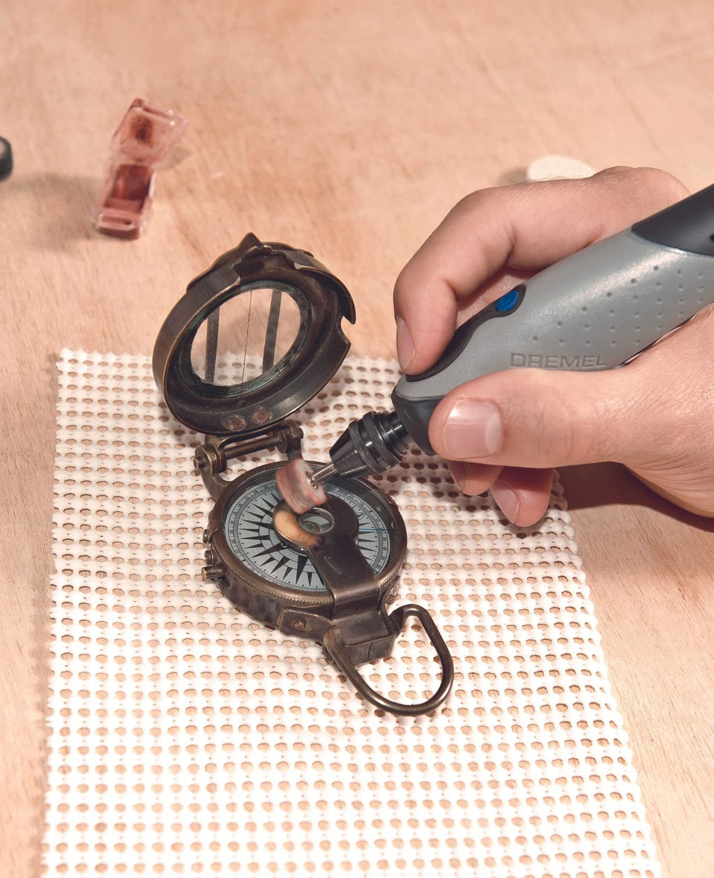 Dremel 2050 Stylo+ Multifunktionswerkzeug 9W Set (mit 15 Zubehören, Variable Drehzahleinstellung bis 22.000 1/min für Gravieren und Kreative Aufgaben mit Glas, Holz, Leder, Stein) mit Kartonverpackung
