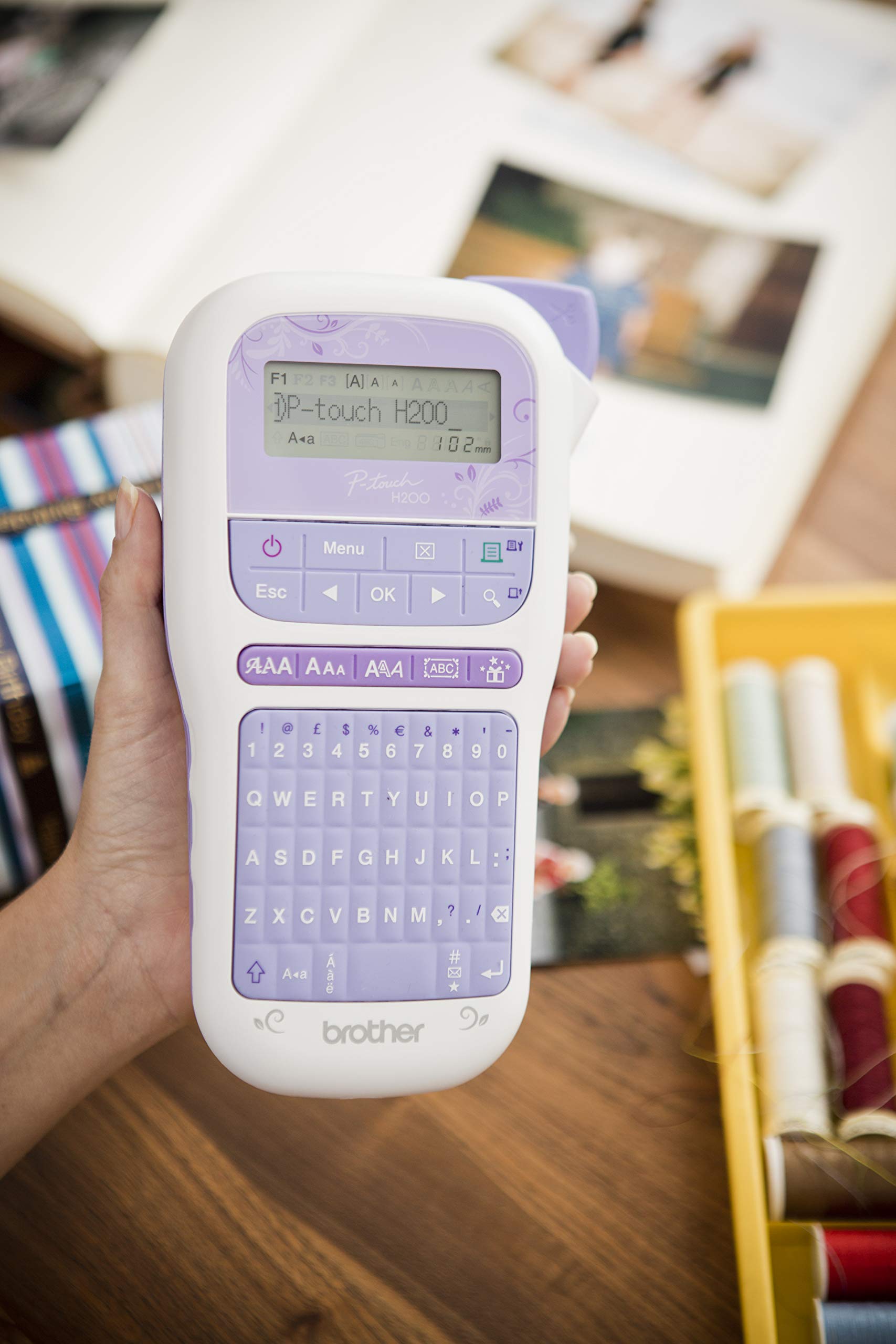 Brother PT-H200 Beschriftungsgerät (für den Bastel- und Dekobedarf, für 3,5 bis 12 mm breite TZe-Schrift- und Textilbänder, 30-999 mm einstellbare Etikettenlänge)