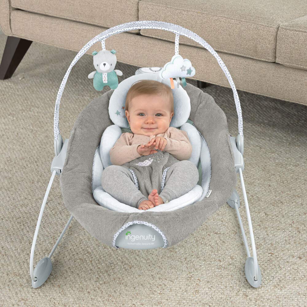Ingenuity, Pemberton, automatische Babywippe Babyschaukel mit zwei Stufen, Sicherheitsgurt, luftdurchlässigem Material und 2 Plüschtieren
