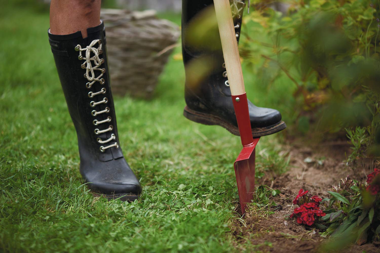 Fiskars Rasenkantenstecher, Länge: 104 cm, Breite: 23,5 cm, Borstahl-Kopf/Eschenholz-Stiel, Rot/Naturholz, Classic, 1003707