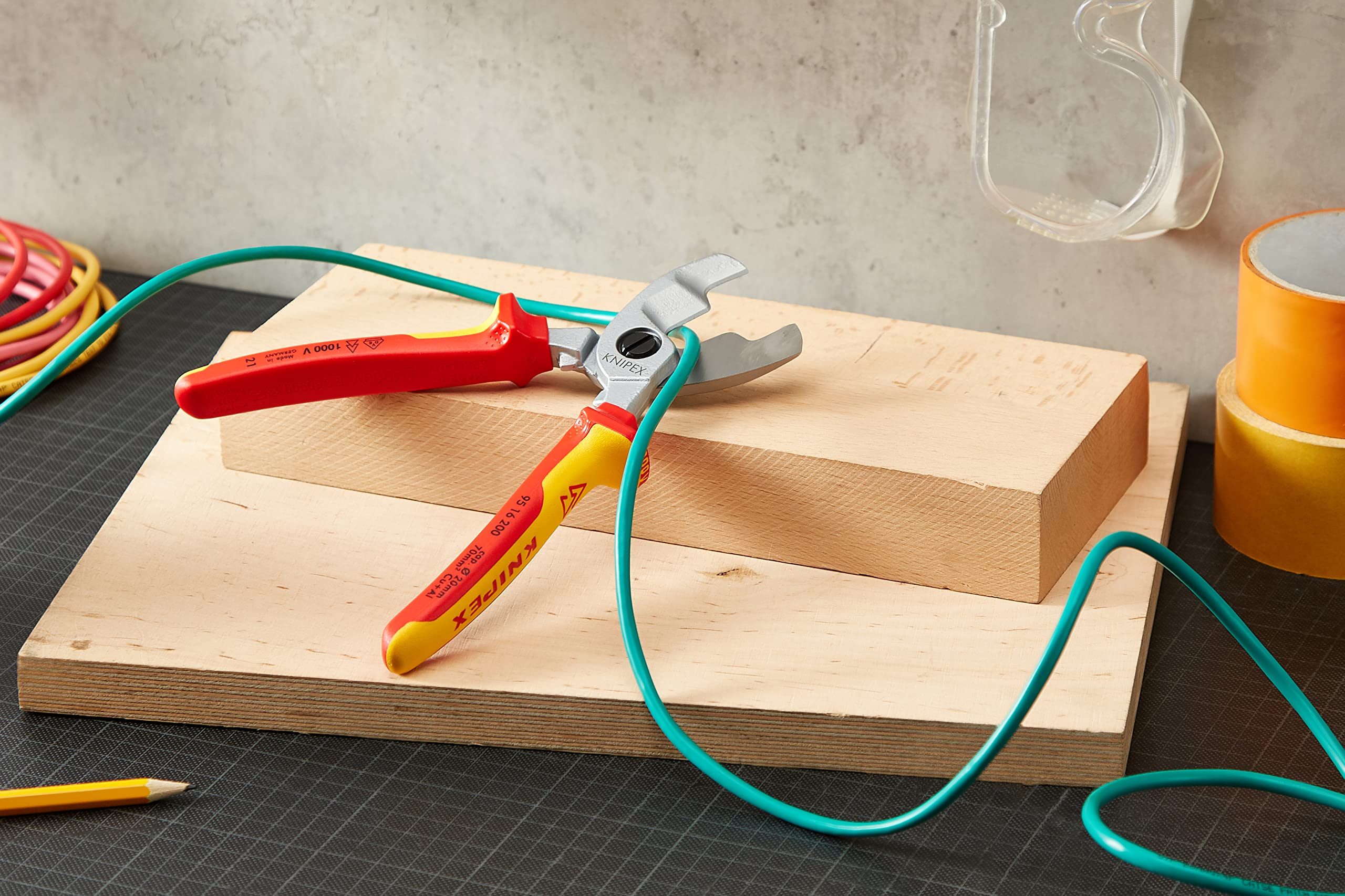 KNIPEX Kabelschere mit Doppelschneide verchromt isoliert mit Mehrkomponenten-Hüllen, VDE-geprüft 200 mm, 95 16 200