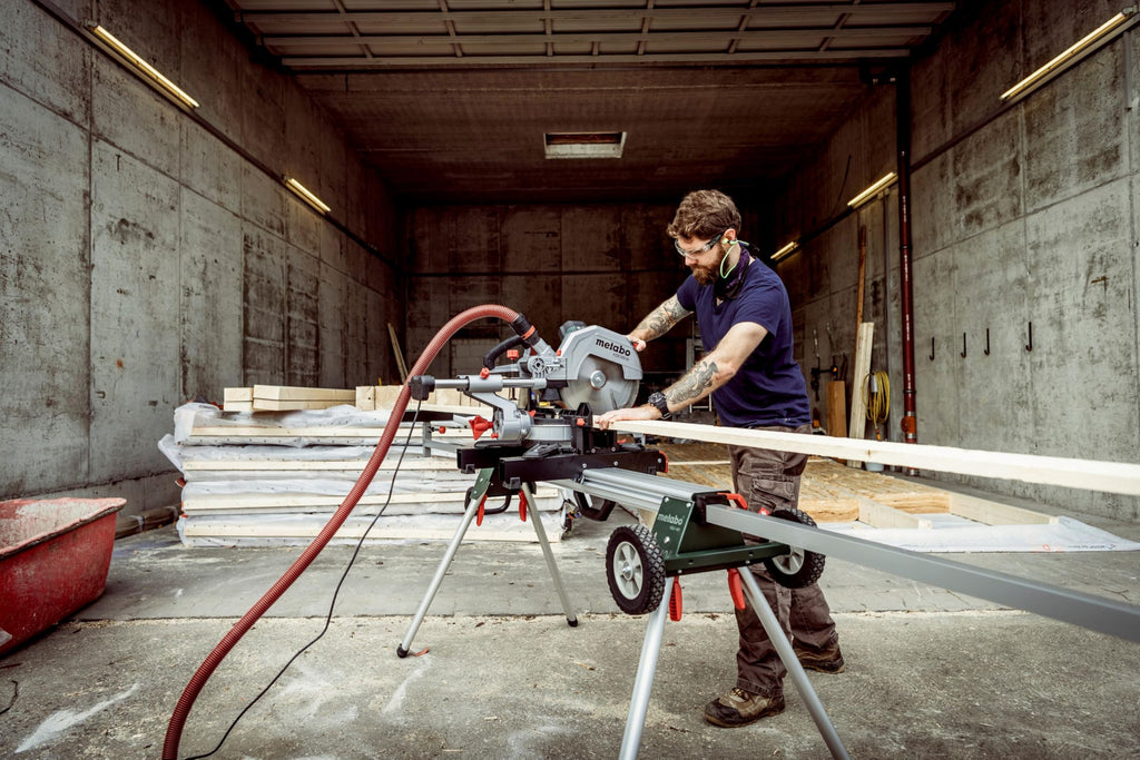 metabo Kappsäge KGS 305 M - 2000 W, 305 mm Schnittbreite, 110 mm Schnitttiefe - LED-Laserschnittführung, beidseitige Neigung, präzise und leistungsstark - Inkl. Maschinenständer KSU 401 und Zubehör