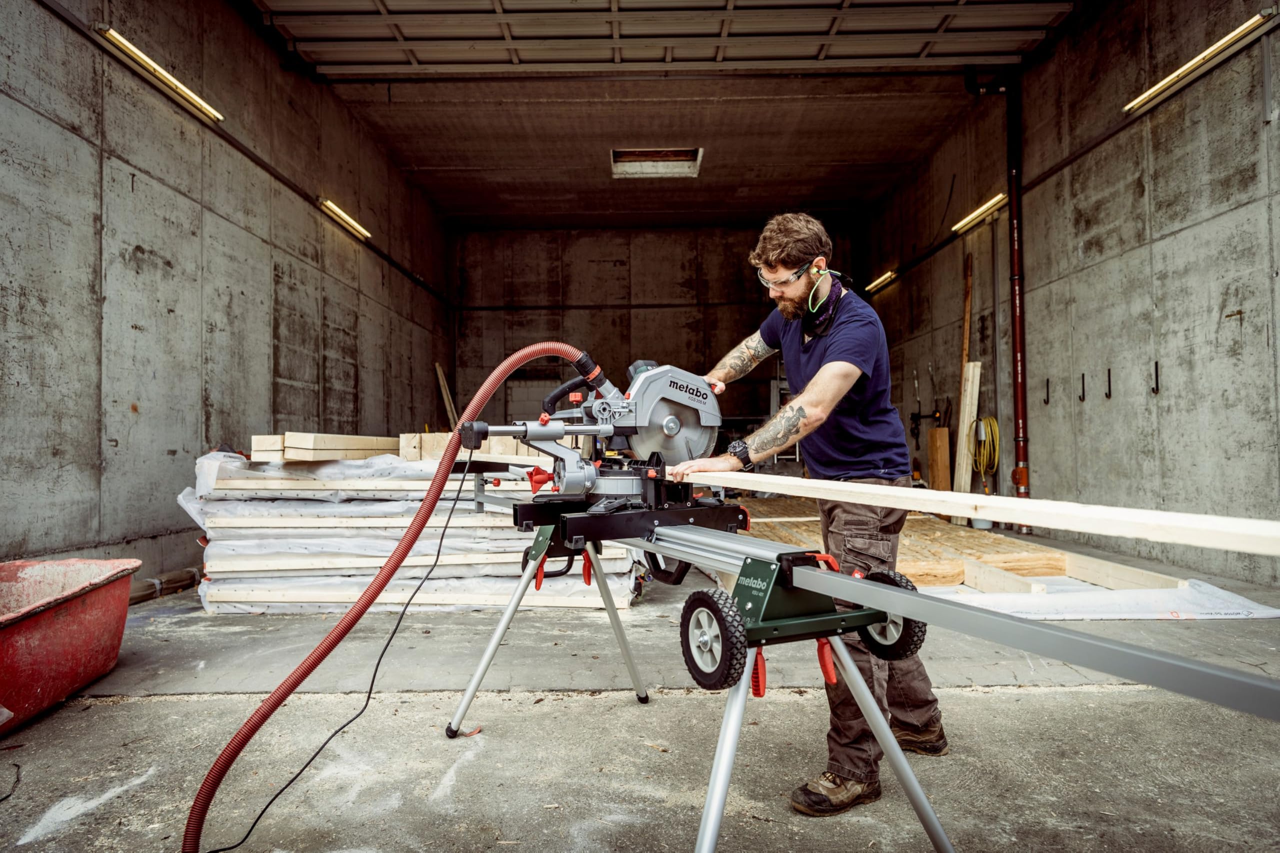 metabo Kappsäge KGS 305 M - 2000 W, 305 mm Schnittbreite, 110 mm Schnitttiefe - LED-Laserschnittführung, beidseitige Neigung, präzise und leistungsstark - Inkl. Maschinenständer KSU 401 und Zubehör