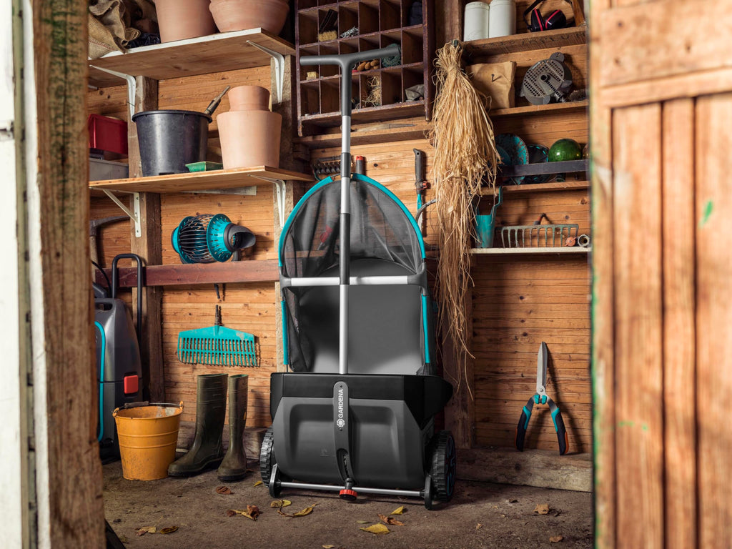 Gardena Laub- und Rasensammler: Kehrmaschine für den Garten, mit entnehmbarem Fangsack, rotierendes Bürstensystem, ergonomischer Griff, geräuscharm (3565-88)