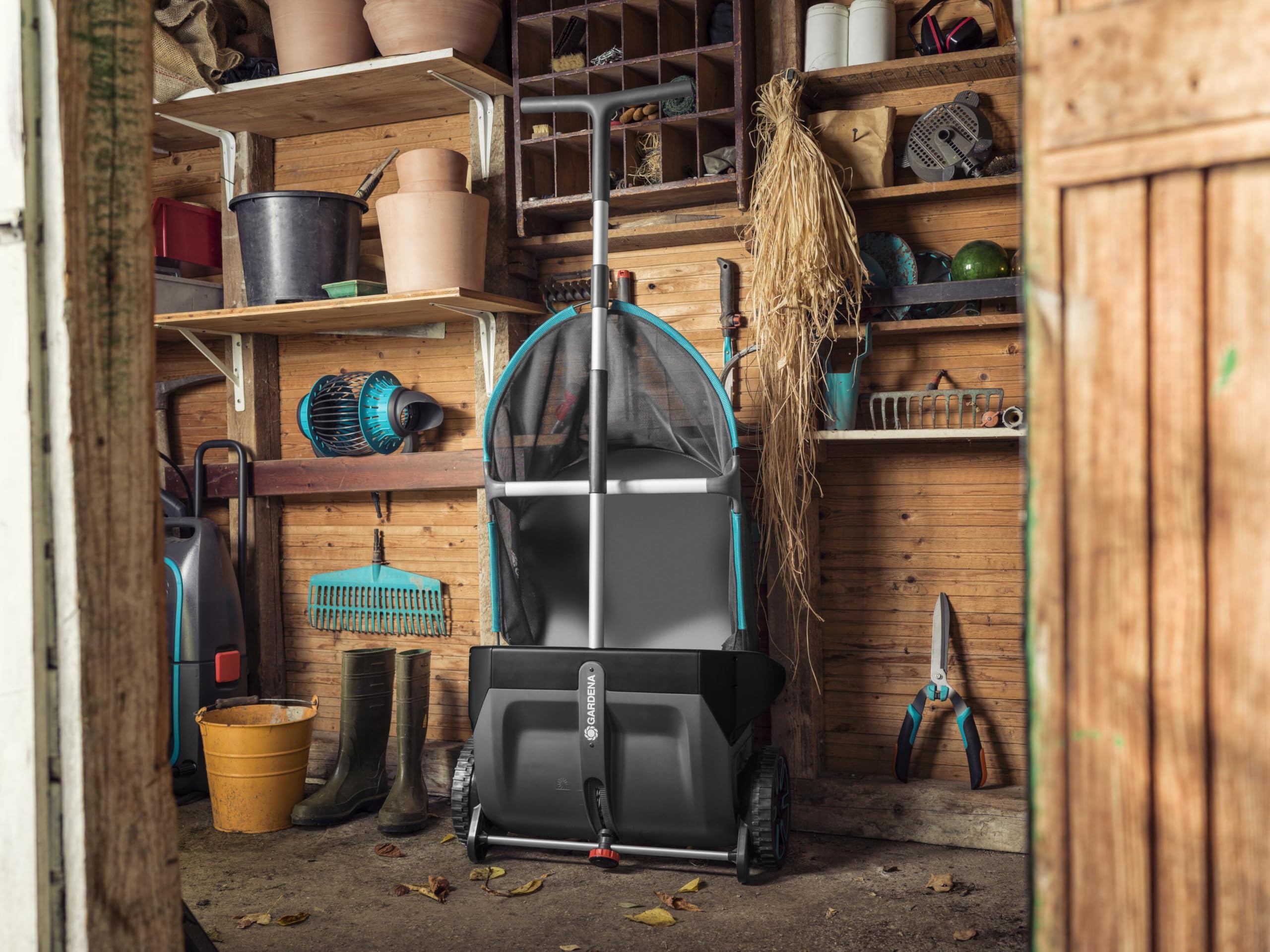 Gardena Laub- und Rasensammler: Kehrmaschine für den Garten, mit entnehmbarem Fangsack, rotierendes Bürstensystem, ergonomischer Griff, geräuscharm (3565-88)
