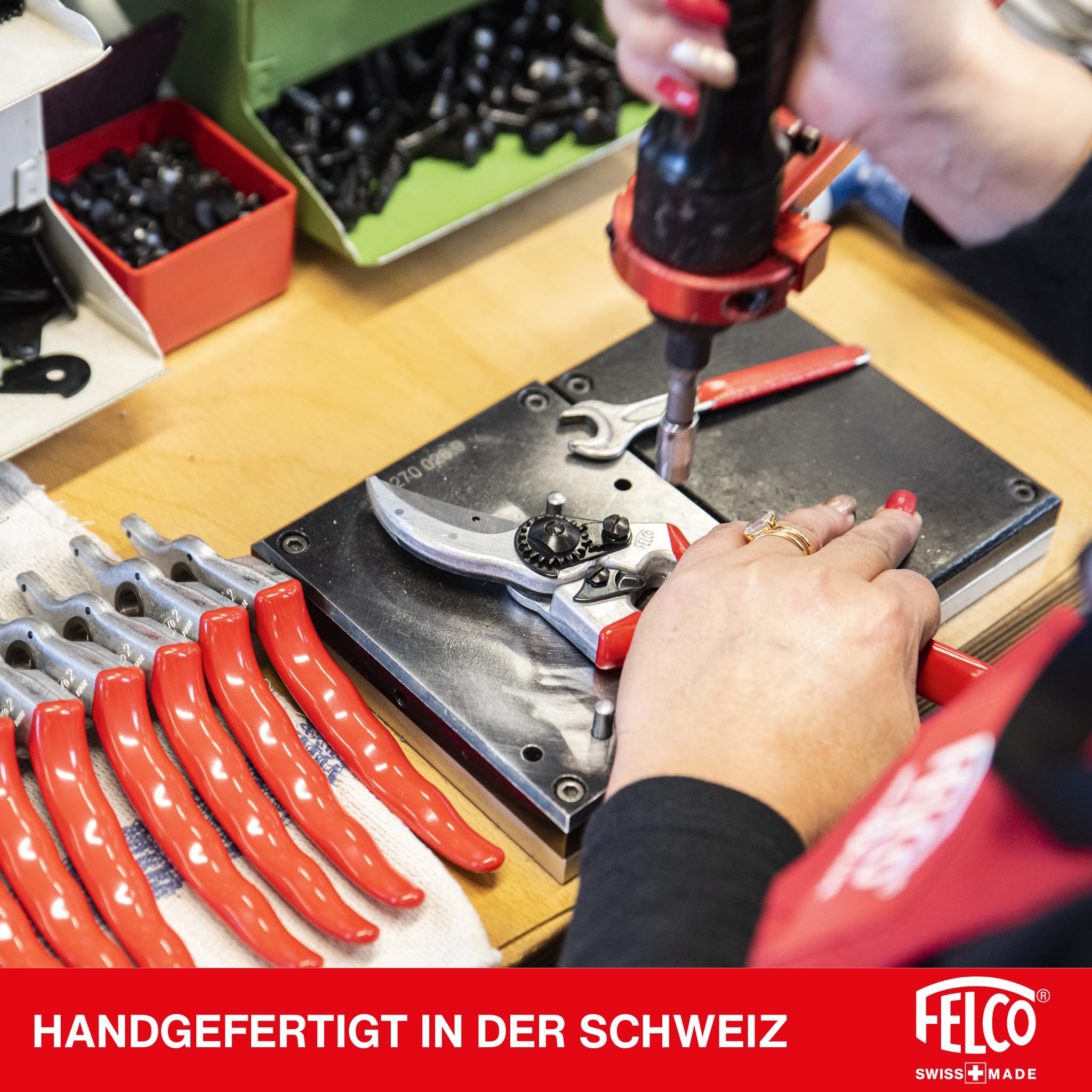 FELCO 8 Bypass-Gartenschere für Rechtshänder, ergonomisch für große Hände, 52 mm Stahlklinge, 25 mm Schnittdurchmesser, Stoßdämpfer, geschmiedete Aluminiumgriffe, abgewinkelter Schneidkopf, Swiss Made
