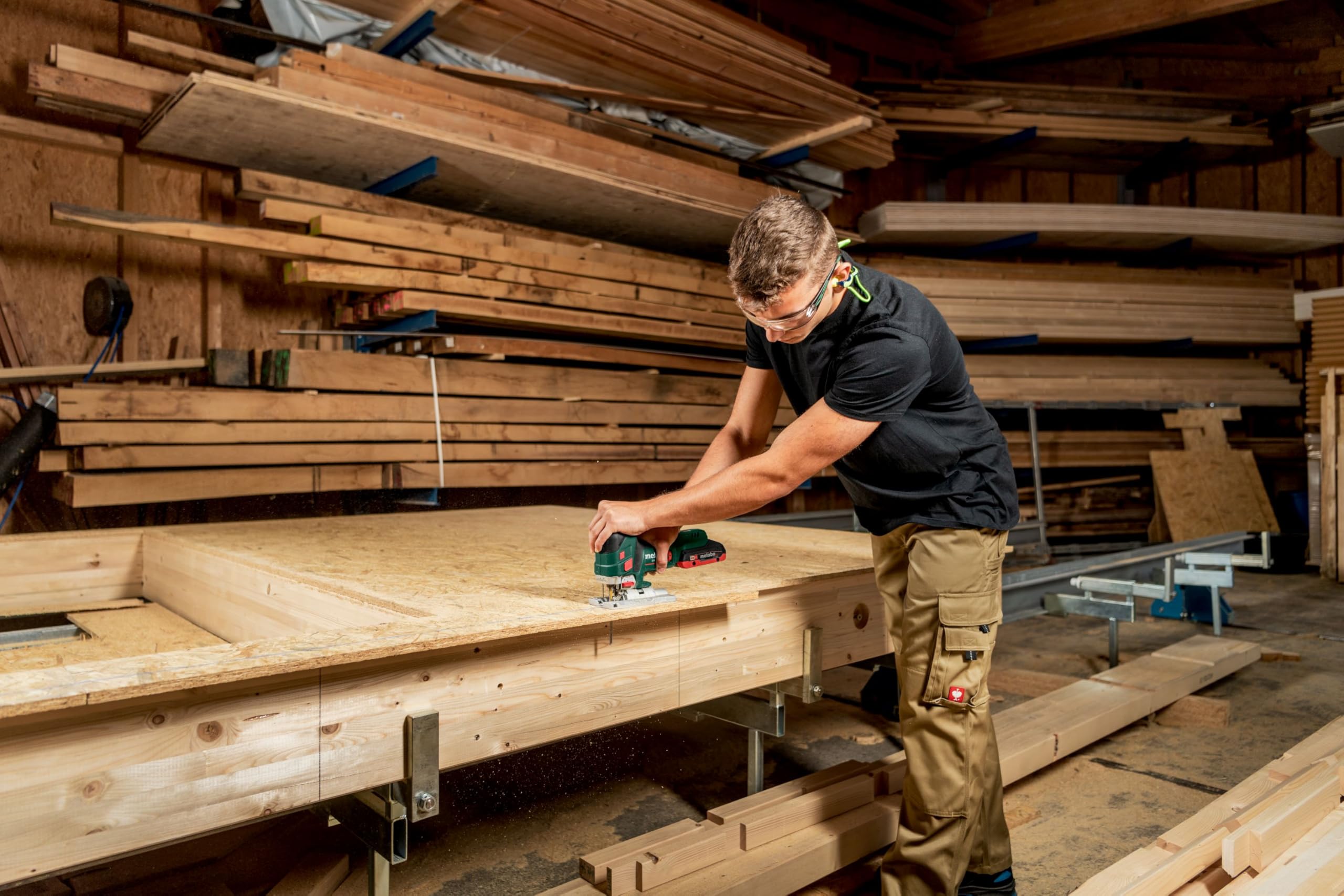 metabo Akku-Stichsäge STA 18 LTX 150 BL - 18 V, 150 mm Schnitttiefe Holz, 4 Pendelhubstufen - Brushless-Motor, LED-Licht, werkzeugloser Sägeblattwechsel, Staubabsaugung, Schutzplatte - Inkl. metaBOX