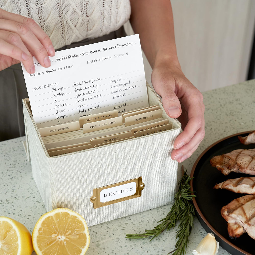 ZICOTO Schöne Rezeptbox aus Leinen – passend für 10,2 x 15,2 cm Rezeptkarten, um bis zu 250 Rezepte leicht zu organisieren – ein stabiler Kartenhalter und tolles Geschenk, das perfekt in jede Küche