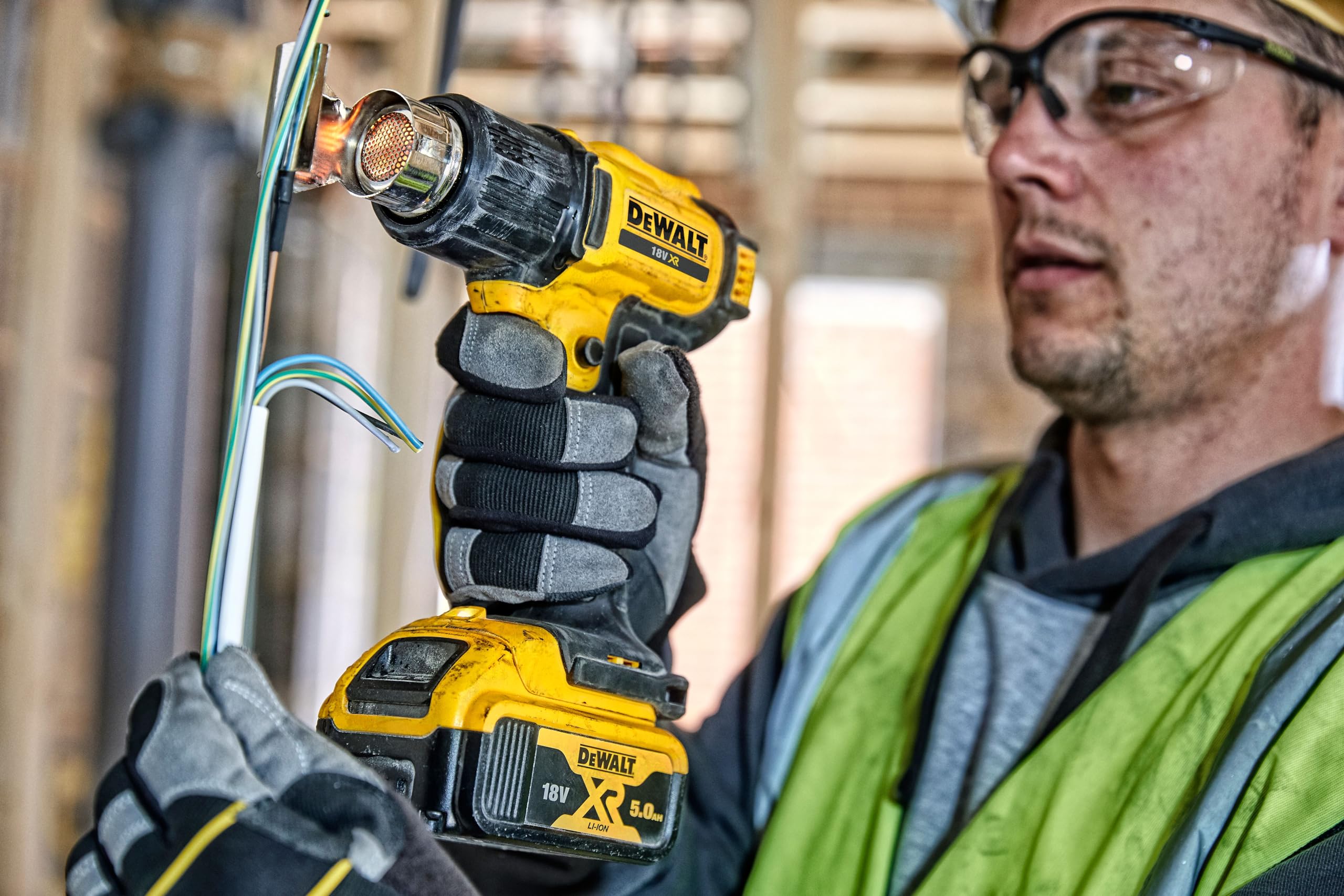 Dewalt 18 Volt Akku-Heißluftpistole DCE530N (2 Gebläse- und Temperaturstufen, arretierbarer Schalter für Dauerbetrieb, standfeste Stellfläche, Flächen- und Reflektordüse, ohne Akku und Ladegerät)