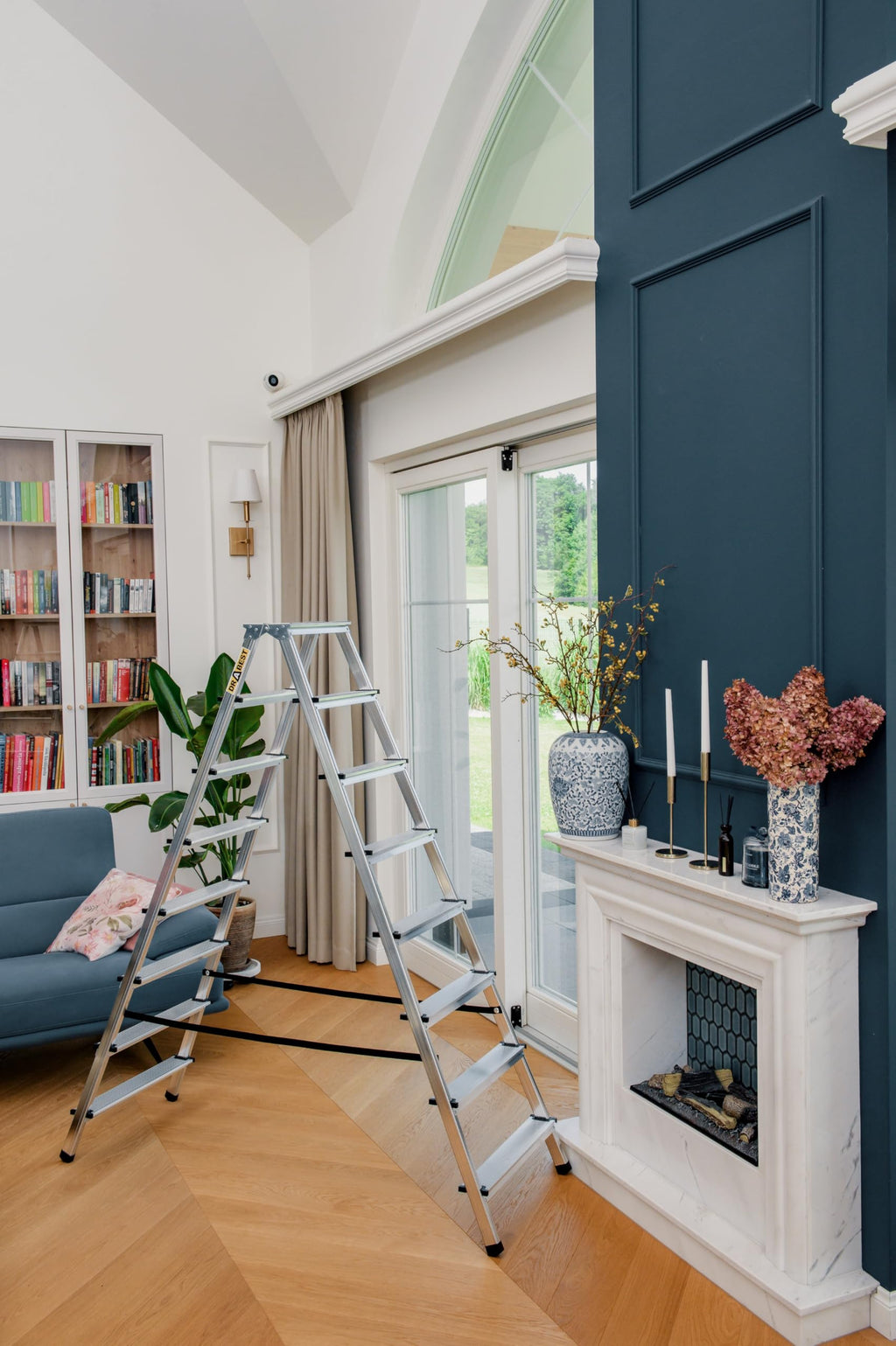 DRABEST Trittleiter Klapptritt Alu Leiter 2 x 8 Stufen Beidseitig Mehrzweckleiter bis 125 kg Belastbar Stehleiter…