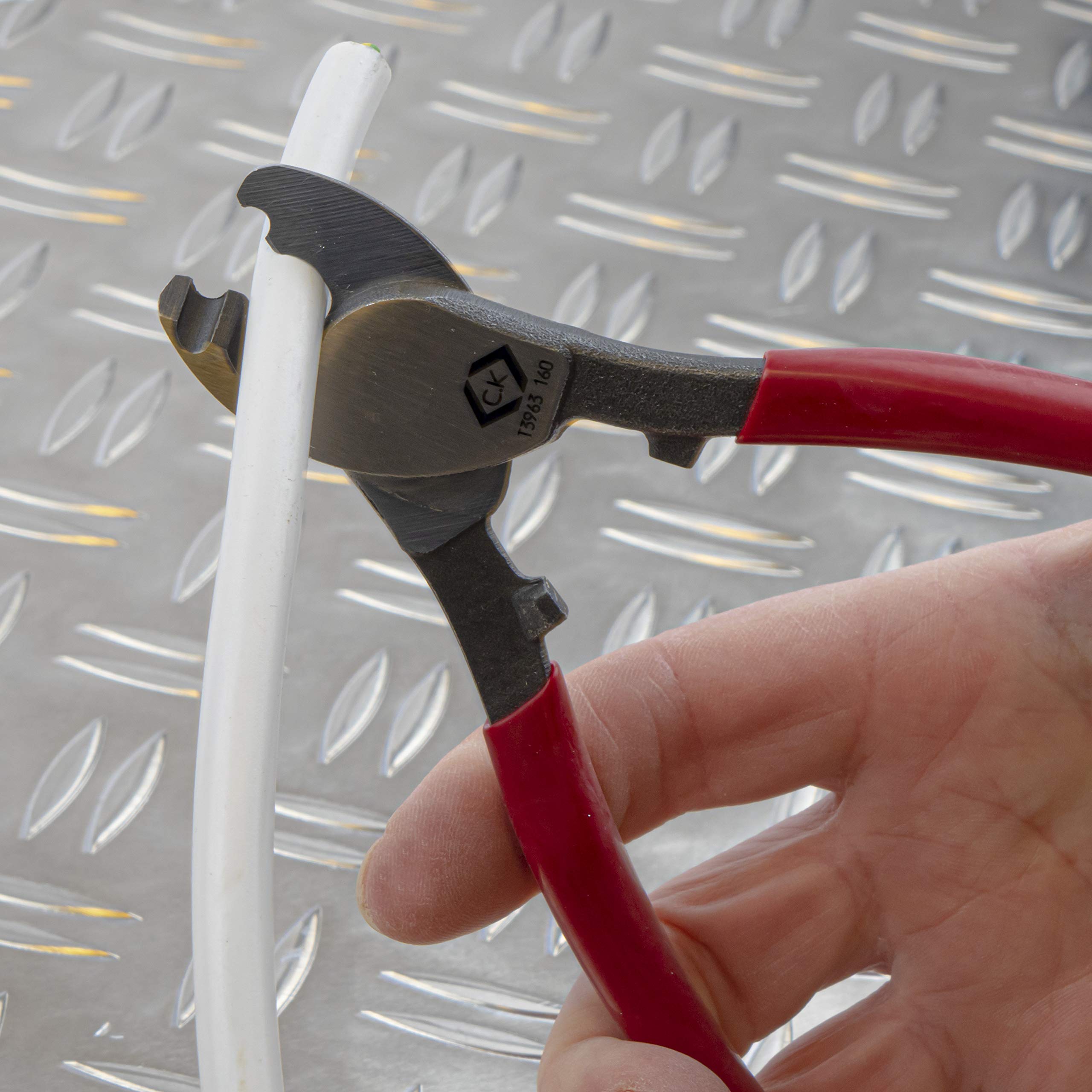 C.K Kabelschneider - 160 mm I Geeignet für Kupfer- und Aluminiumkabel | Langlebiges Material I Leichtes Arbeiten | Saubere Schnittergebnisse I Effektives Schneiden & Abisolieren | T3963 160 -