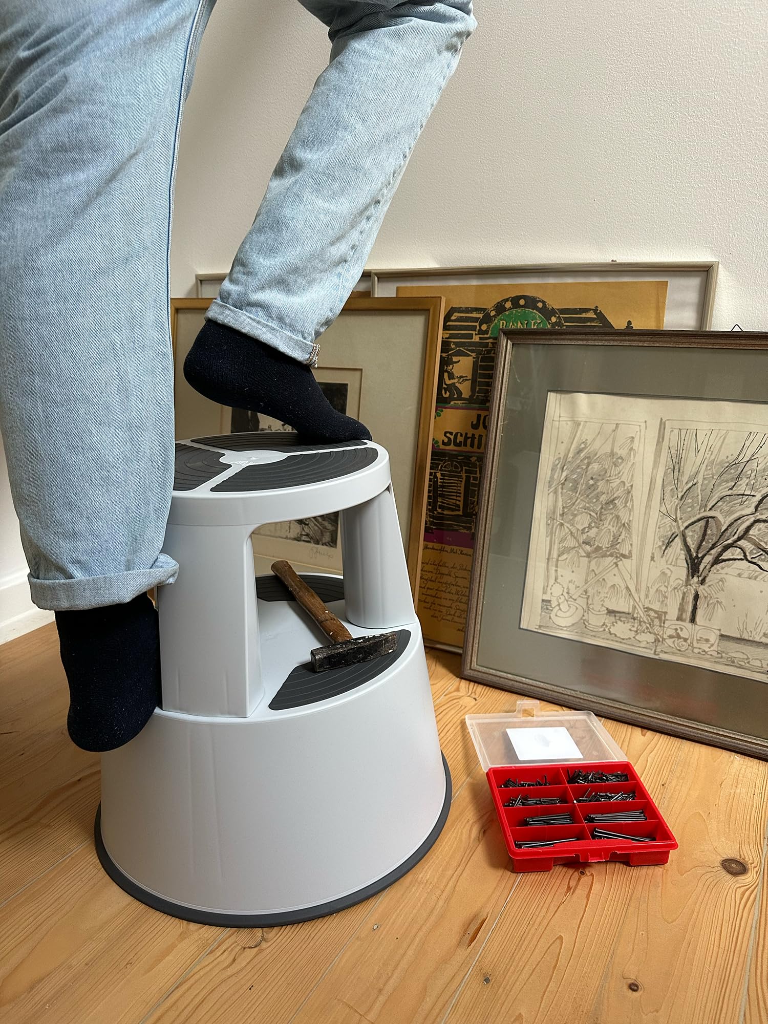 WEDO Rollhocker Super Step – robuster Tritthocker aus bruchfestem Kunststoff, TÜV/GS-geprüft nach EU-Norm EN 14183-F, rutschfest & rollbar, Made in Germany, Höhe ca. 43 cm, Tragkraft 150 kg, Lichtgrau