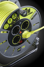 Masterplug Pro-XT 4-Fach offene Kabeltrommel mit Aufrollgriff, Thermoabschaltung und Netzschalter, 50 Meter langes Kabel mit hoher Sichtbarkeit