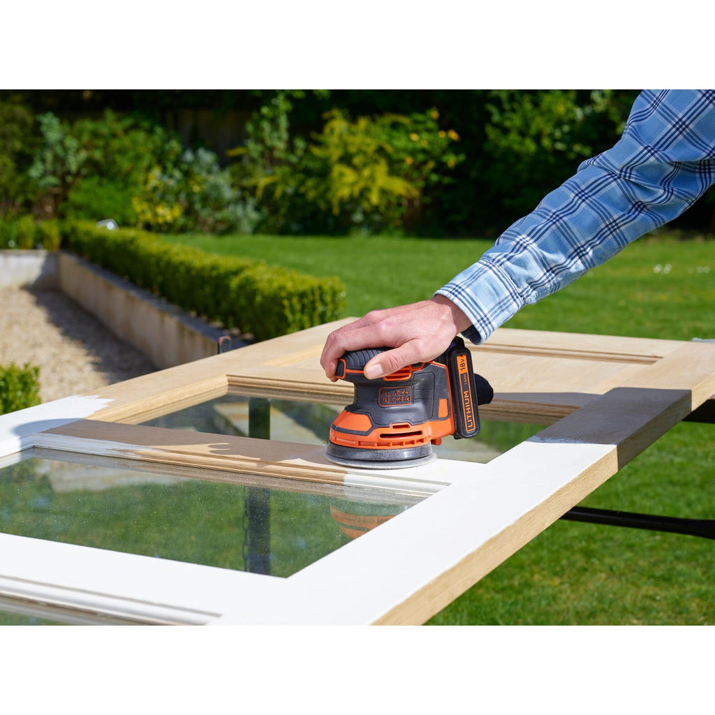 Black+Decker Akku-Exzenterschleifer / Schleifmaschine (18V, mit Staubfangbehälter, zum Schleifen/Polieren, ergonomische Multi-Positionsgriffflächen, Lieferung ohne Akku und Ladegerät), Schwarz, Orange
