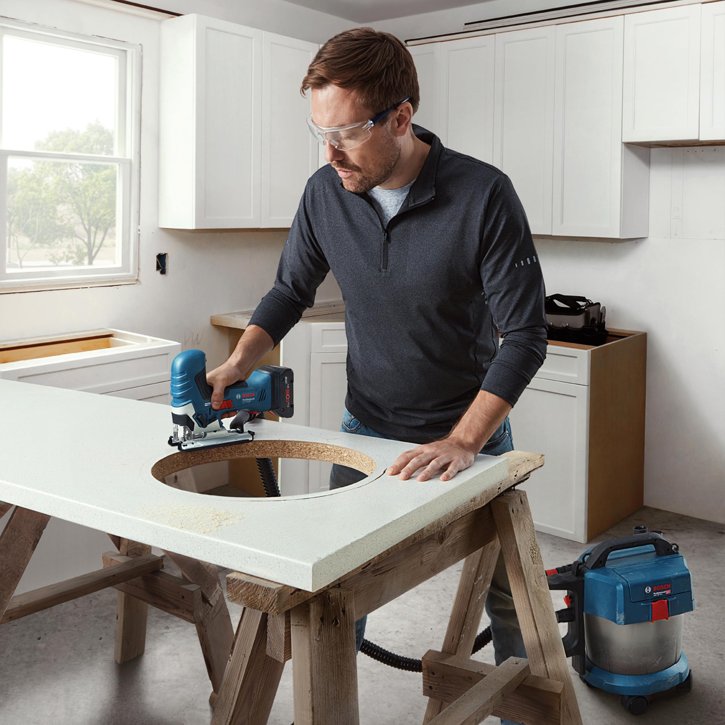 Bosch Professional 18V System Akku Stichsäge GST 18V-125 S (ideal für Kurven- und Abschnitte, SDS-Sägeblatthalter, inkl. 1x Stichsägeblatt, Absaug-Set, in L-BOXX)