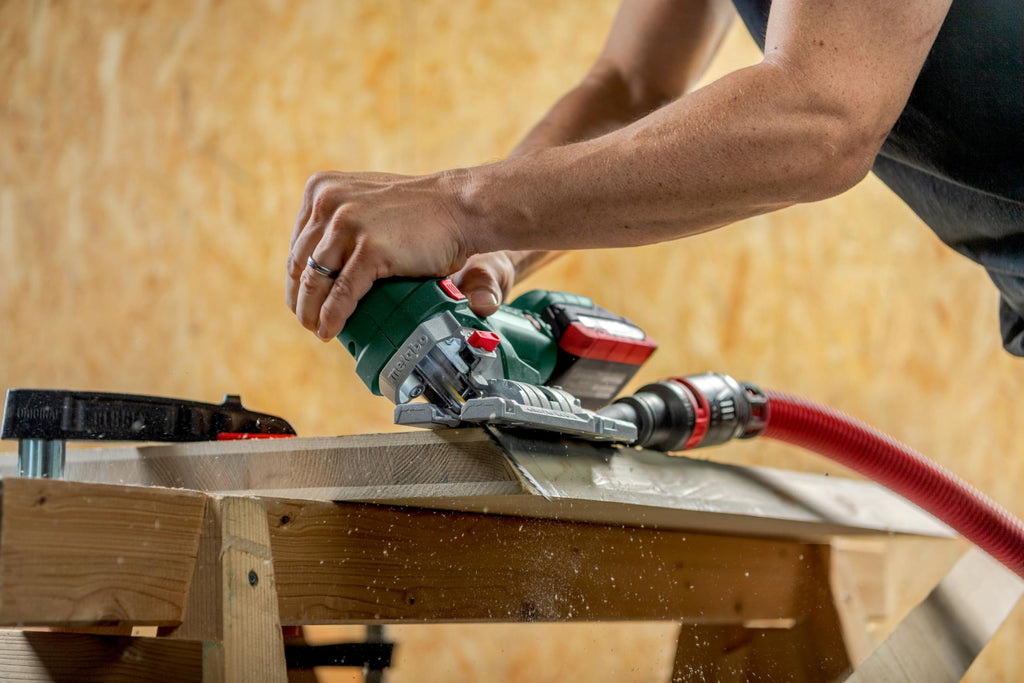 metabo Akku-Stichsäge STA 18 LTX 150 BL - 18 V, 150 mm Schnitttiefe Holz, 4 Pendelhubstufen - Brushless-Motor, LED-Licht, werkzeugloser Sägeblattwechsel, Staubabsaugung, Schutzplatte - Inkl. metaBOX