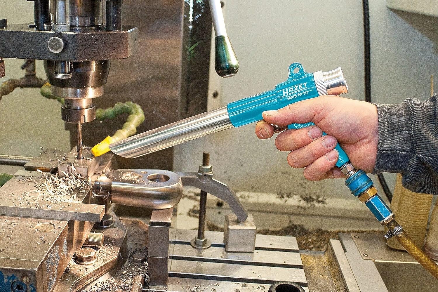 HAZET Saug-/ Blaspistole 9043N-10 I praktische Einhandumschaltung, mit Metallgehäuse, Vakuumlevel: 7,5 mmHg I zum absaugen von Schmutz in den Staubbeutel sowie Ausblasen von Oberflächen