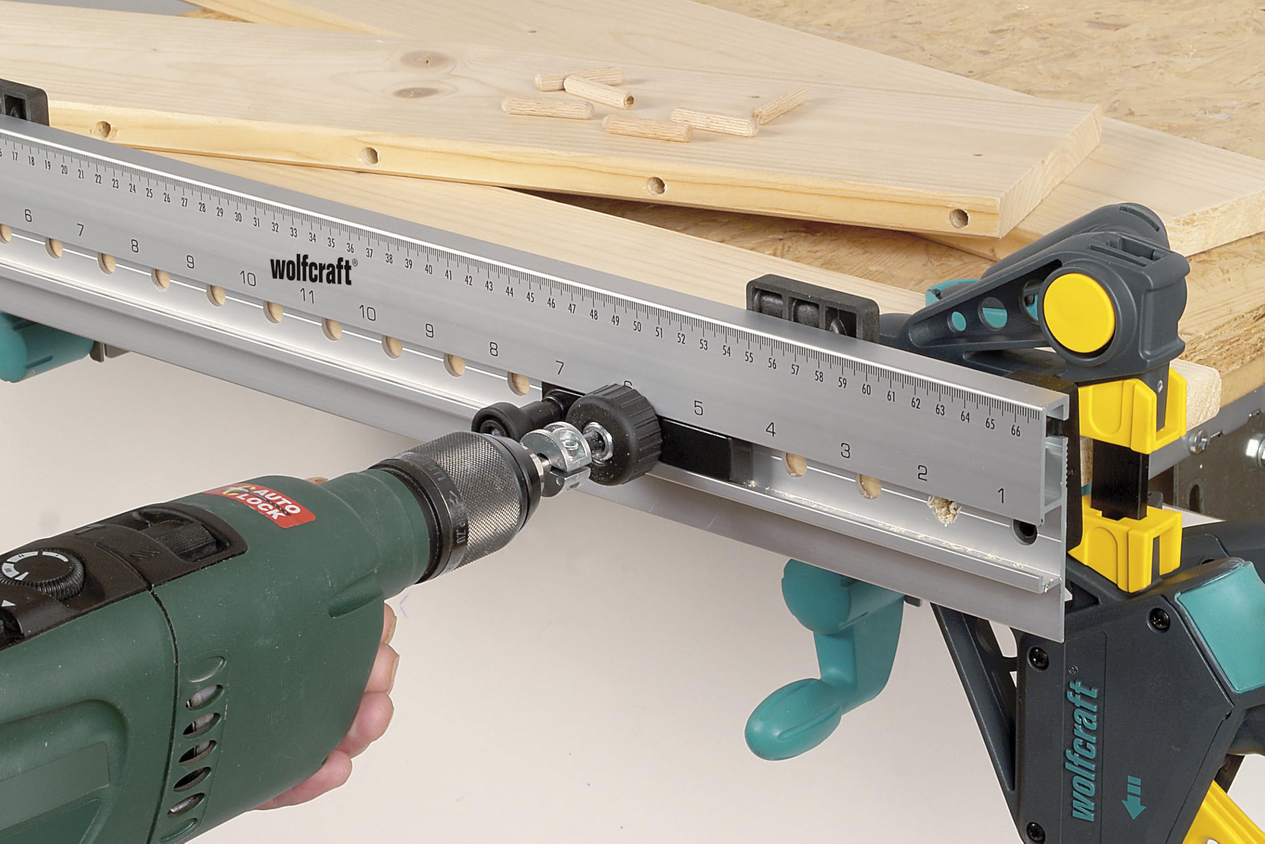 wolfcraft Dübelleiste 4650000 – Präzise Bohrschablone zum Möbelbau von Schränken & Regalen – Für Dübelverbindungen und Lochreihen – 32mm Raster