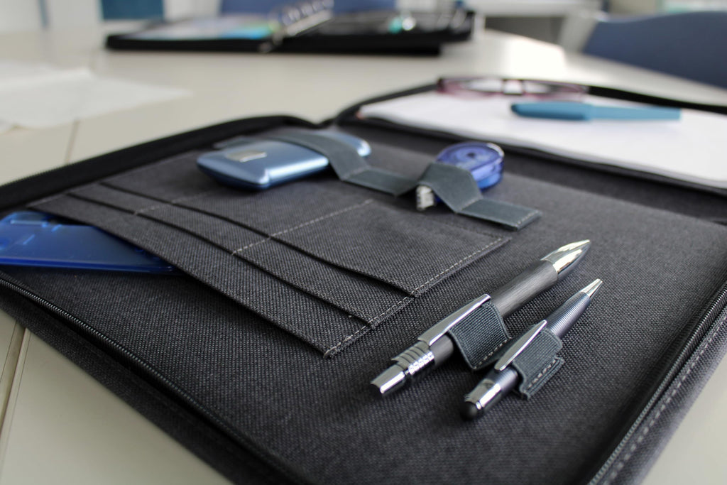 WEDO A4 Schreibmappe mit Reißverschluss – universelle Writing Case & Organizer – Einschub von vier Seiten (auch für Linkshänder) – zahlreiche Fächer & Stifthalter – Polyester, grau