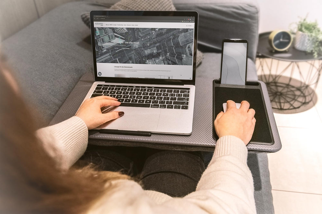 DIGITUS Notebook Kissen - mit Smartphone-Halterung - für 17" Laptops - Laptopunterlage - zum bequemen Arbeiten vom Sofa oder Bett aus - Grau
