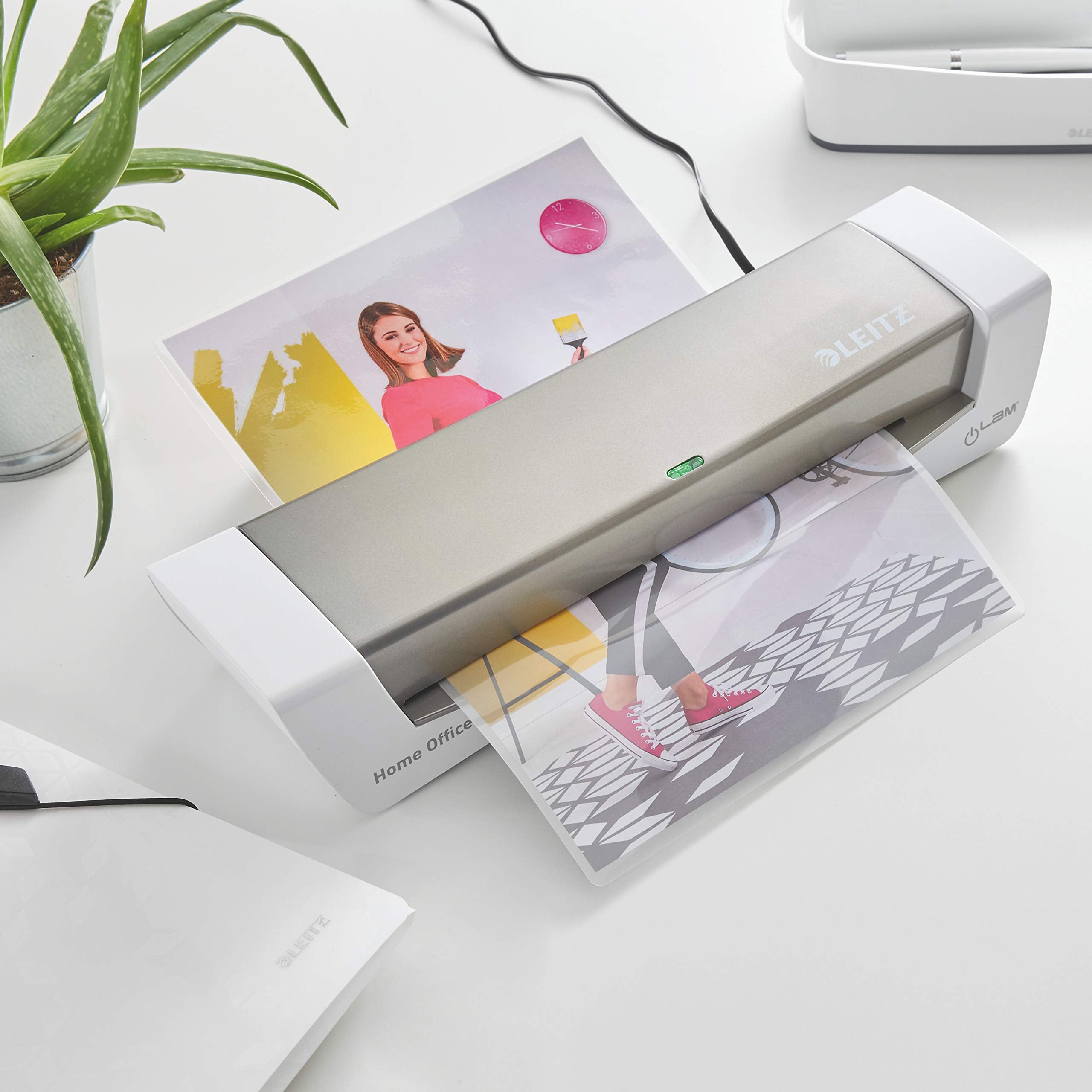 Leitz A4 Laminiergerät, Für 80 bis 125 mic Laminierfolien, inkl. Laminierhüllen Starterkit, Ideal für den Einsatz im Home Office, kleinen Büros & Schule, Grau, iLAM, 73680089