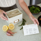 ZICOTO Schöne Rezeptbox aus Leinen – passend für 10,2 x 15,2 cm Rezeptkarten, um bis zu 250 Rezepte leicht zu organisieren – ein stabiler Kartenhalter und tolles Geschenk, das perfekt in jede Küche