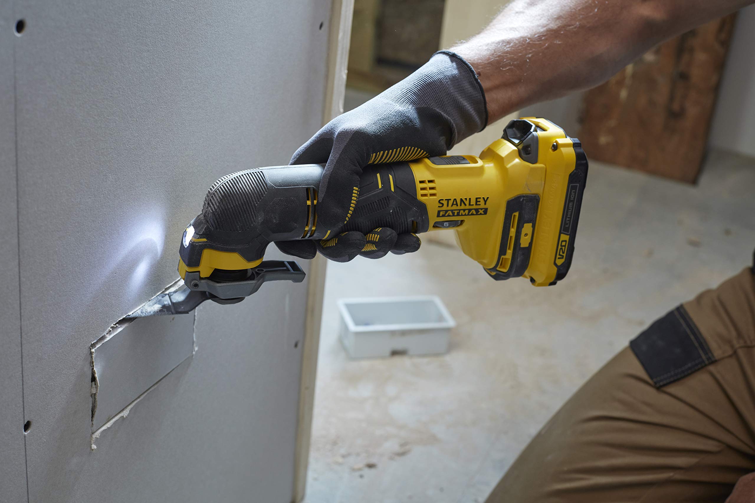 Stanley FatMax 18V Akku-Multifunktionswerkzeug SFMCE500B (Schleifer, Säge & Universalmesser in einem Gerät – Oszillierendes Werkzeug, inkl. 20-tlg. Zubehör, Lieferung ohne Akku und Ladegerät)