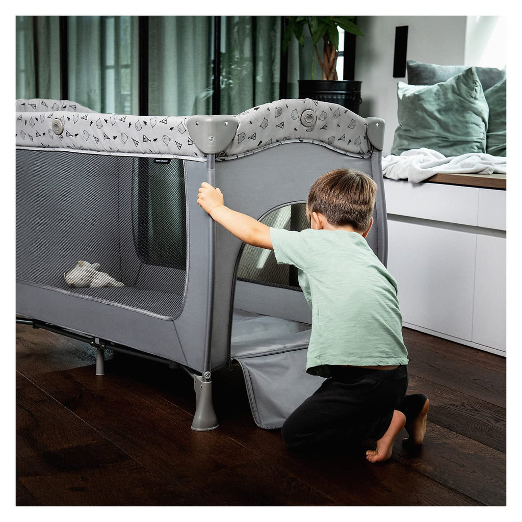 hauck Kinderreisebett Sleep N Play Center mit Neugeboreneneinhang, Wickelauflage, Tragetasche, Rollen, Schlupf, Klein Zusammenklappbar, Baby Reisebett Kleinkind ab Geburt bis 15 kg (Teddy Grey)