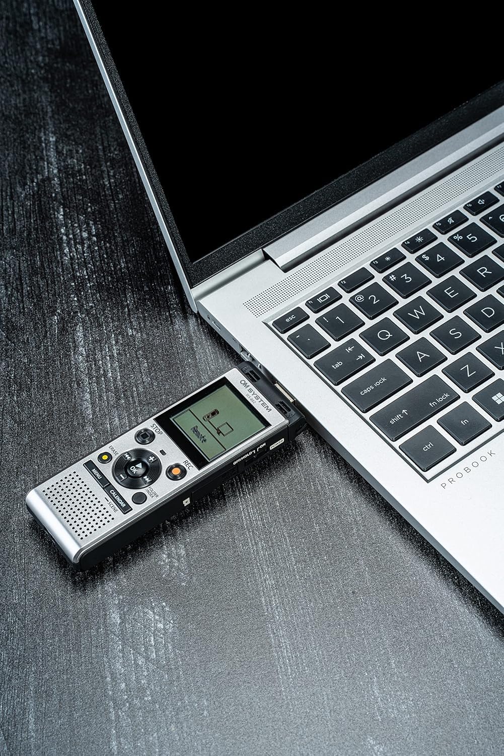 OM SYSTEM WS-882 hochwertiger digitaler Voice Recorder mit Stereomikrofonen, 6 Aufnahmemodi, Direkt-USB, eingebautem Ständer, 4 GB interner Speicher, Silber